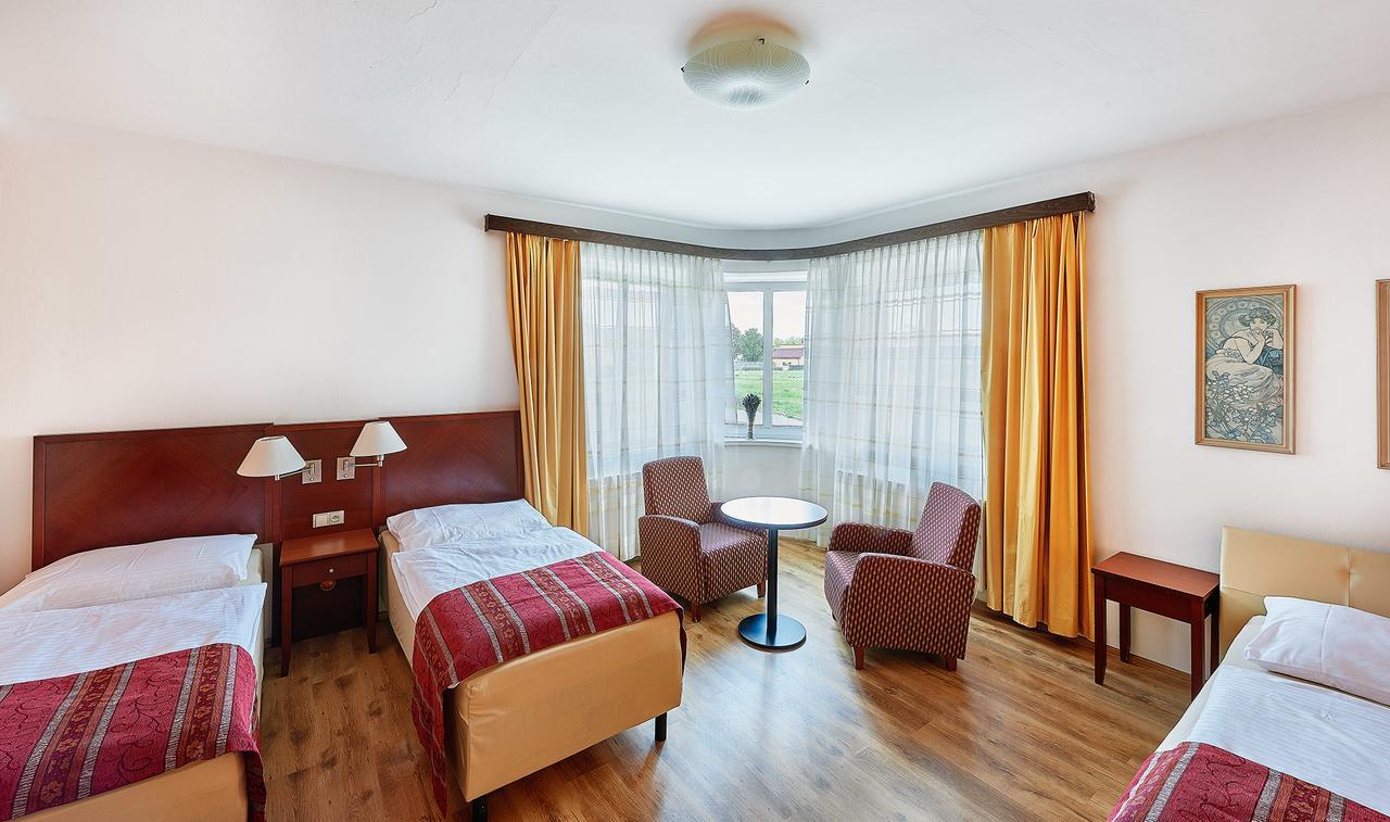 Penzion Karolinka Hotel Kroměříž Buitenkant foto