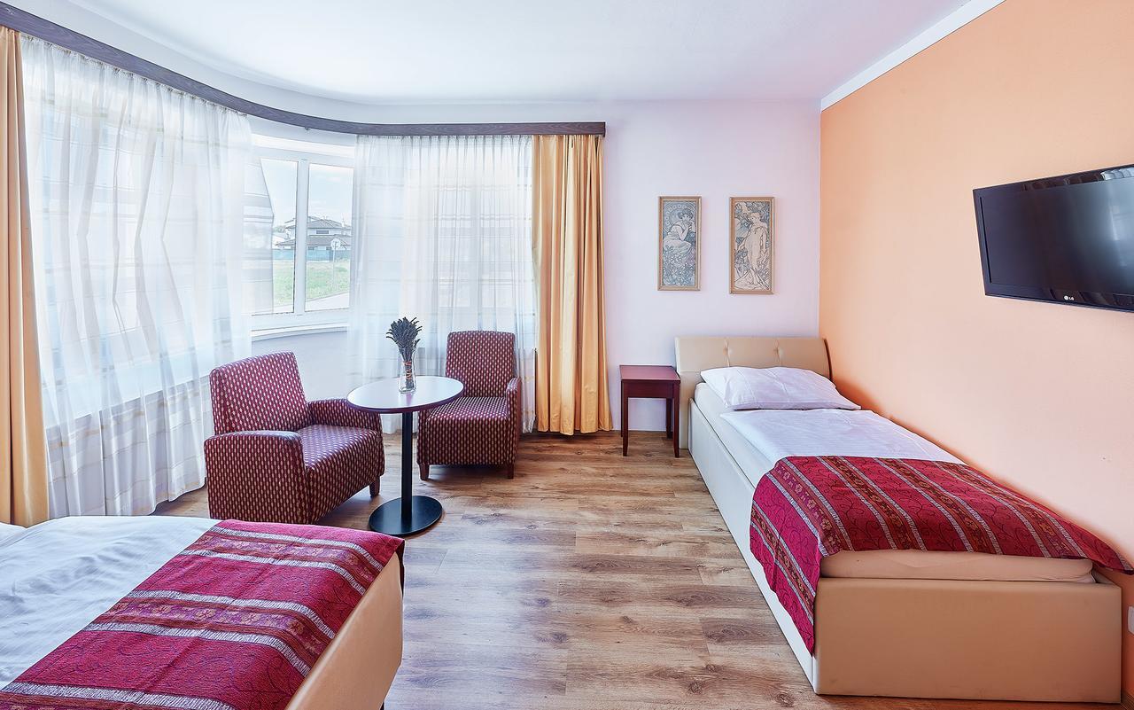 Penzion Karolinka Hotel Kroměříž Buitenkant foto